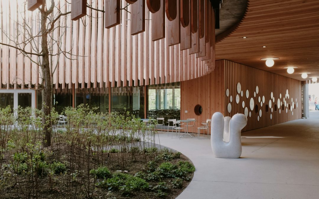 Arquitectura Mutante: Cómo los Espacios Flexibles Están Redefiniendo el Diseño Interior en 2025