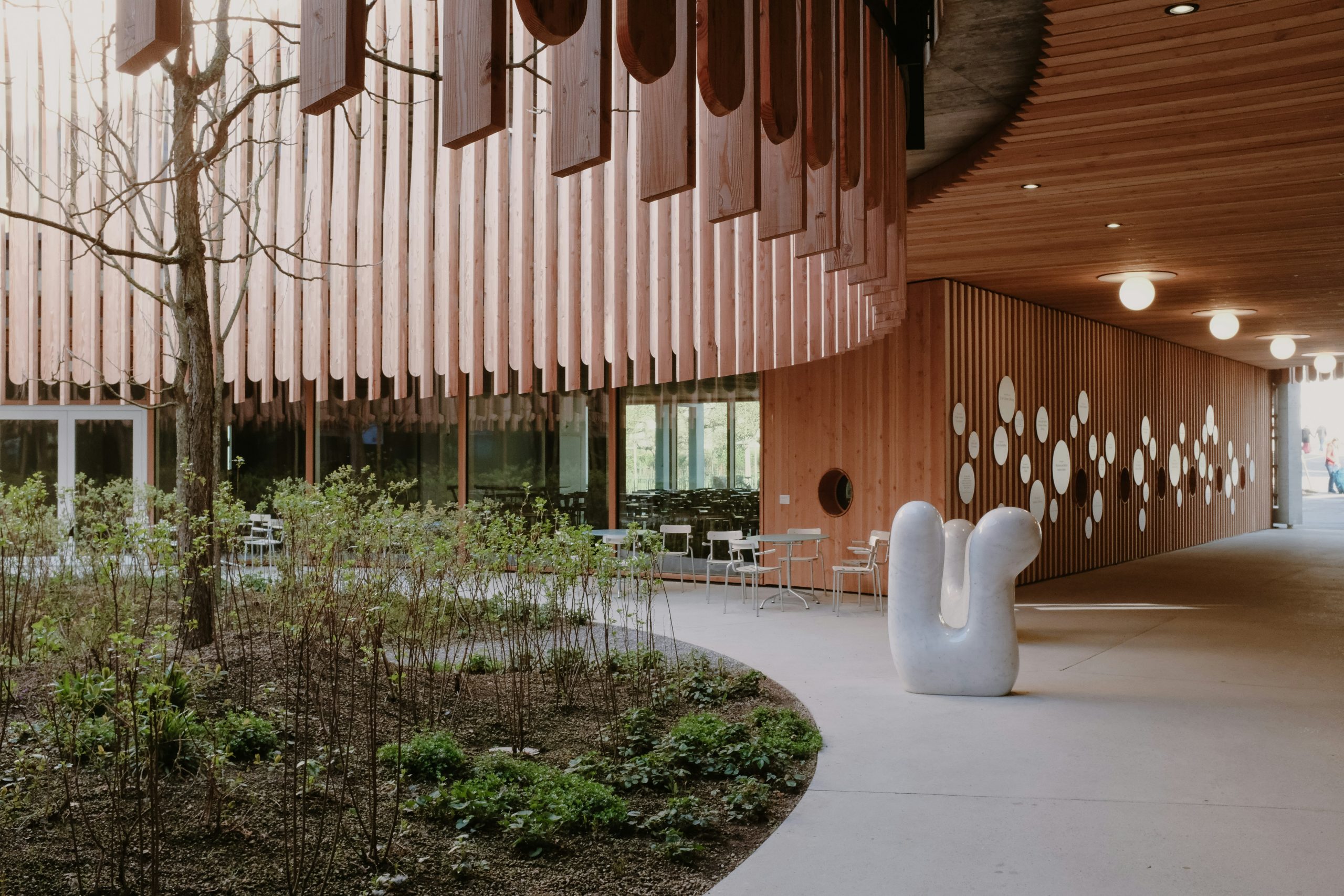 Arquitectura Mutante: Cómo los Espacios Flexibles Están Redefiniendo el Diseño Interior en 2025